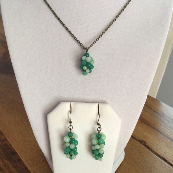 Vintage Faux Jade Grapes Necklace & Earrings Set with Bronze Findings - Picture 3 of 7